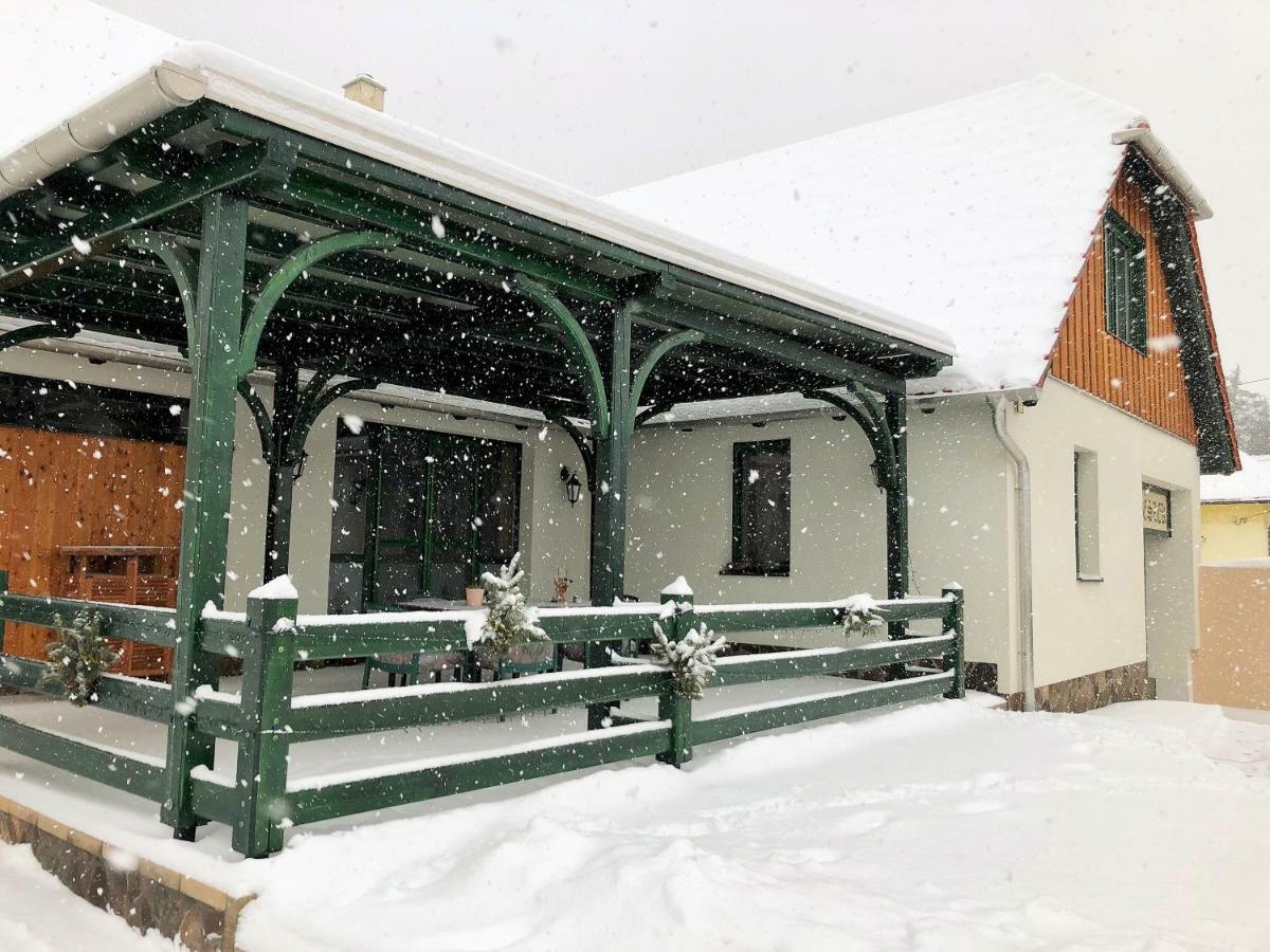 Sasfeszek Vendeghaz Hotel Zirc Bagian luar foto