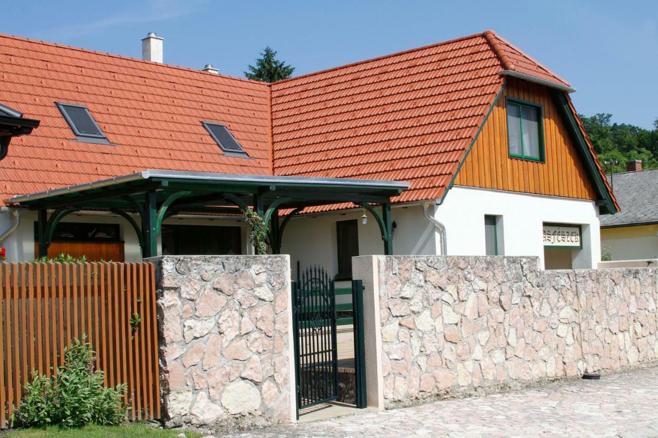 Sasfeszek Vendeghaz Hotel Zirc Bagian luar foto