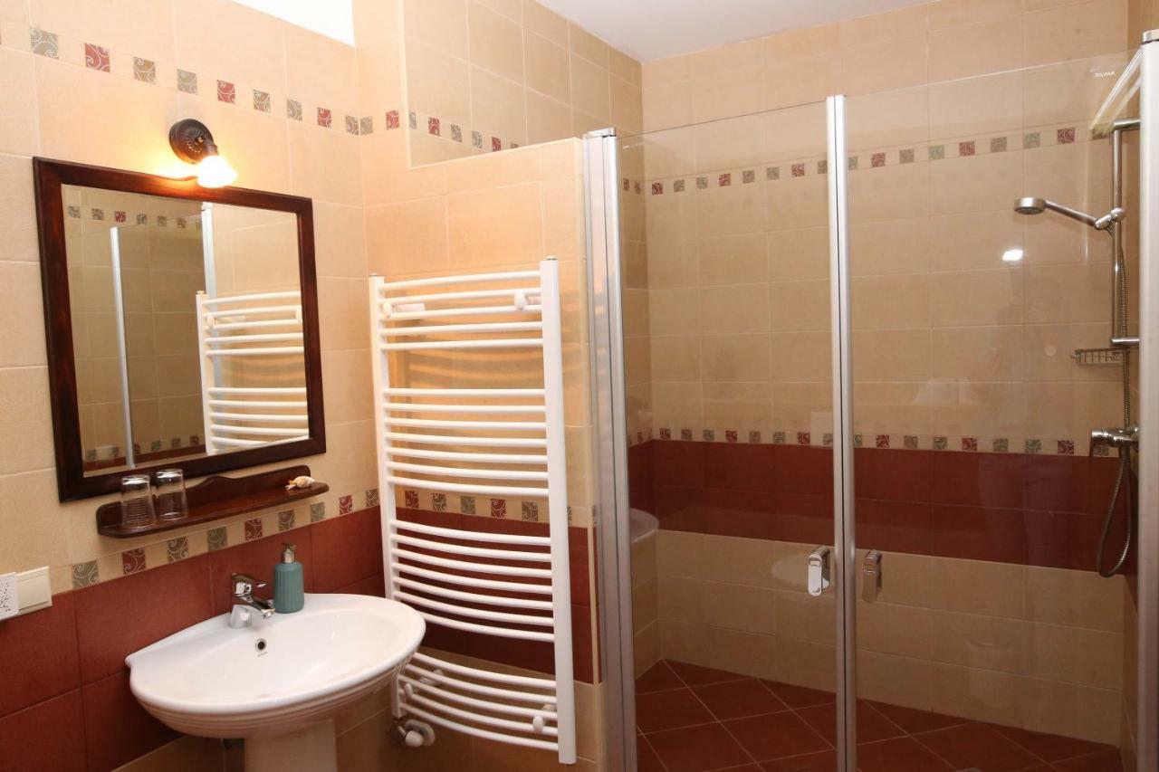 Sasfeszek Vendeghaz Hotel Zirc Bagian luar foto