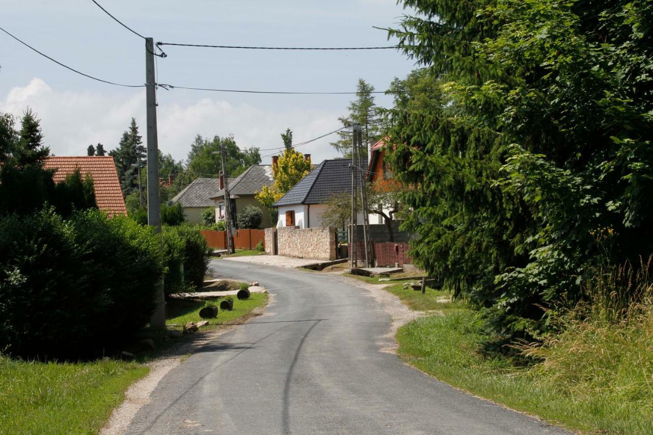 Sasfeszek Vendeghaz Hotel Zirc Bagian luar foto